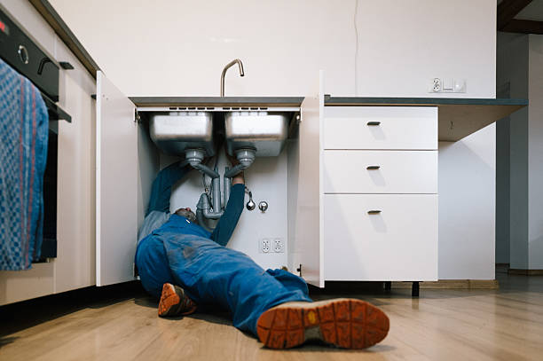 Professional Emergency Plumber technician working in Warner, OK